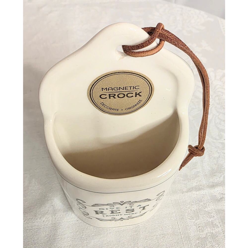 Demdaco Magnetic Crock Wall Pocket "Give it a Rest" 2019 Ceramic 5 1/2" x 3 1/2" - Picture 2 of 6